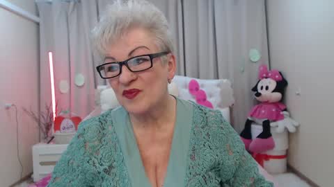 kaylesmoll online show from April 10, 7:07 pm