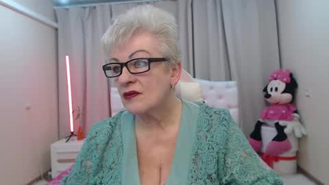 kaylesmoll online show from April 22, 6:53 pm