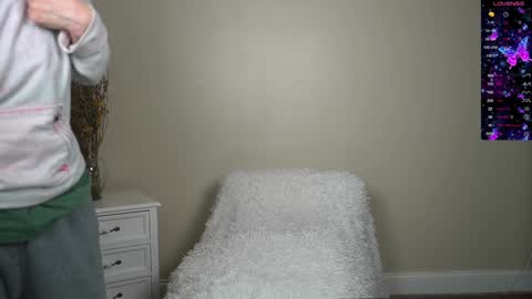 Snapshot of kb3301 chatting on December 23, 3:40 am EliandKylie online show from December 23, 3:40 am