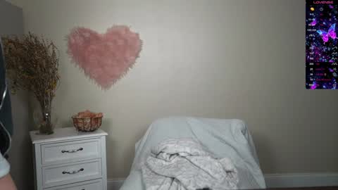 Snapshot of kb3301 chatting on February 9, 3:43 am EliandKylie online show from February 9, 3:43 am