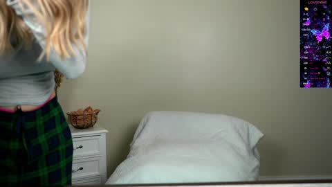 Snapshot of kb3301 chatting on March 1, 3:53 am EliandKylie online show from March 1, 3:53 am