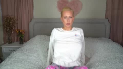 Snapshot of kb3301 chatting on December 1, 3:33 am EliandKylie online show from December 1, 3:33 am