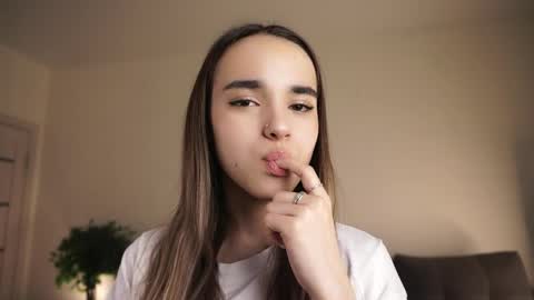 Snapshot of keeleyreineck chatting on May 31, 7:04 am Nika online show from May 31, 7:04 am