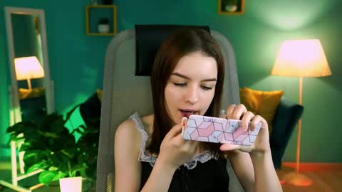 kelliebanshe online show from April 2, 4:10 am