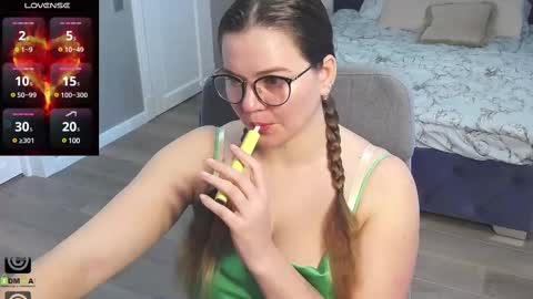 Snapshot of kellielowie chatting on February 19, 8:12 am kellielowie online show from February 19, 8:12 am