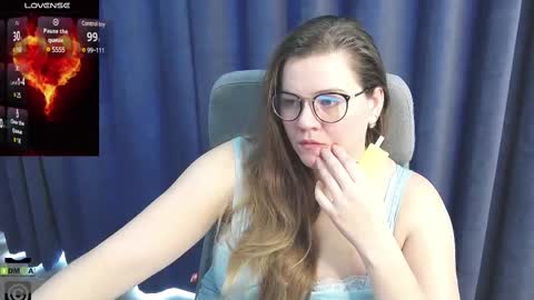 Snapshot of kellielowie chatting on March 4, 8:13 am kellielowie online show from March 4, 8:13 am