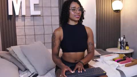 kelly__thomson online show from April 1, 1:41 pm