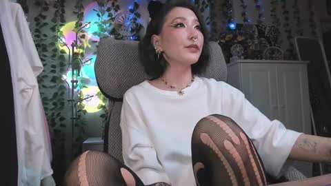 Snapshot of kellyasian chatting on December 18, 5:59 am Leia online show from December 18, 5:59 am