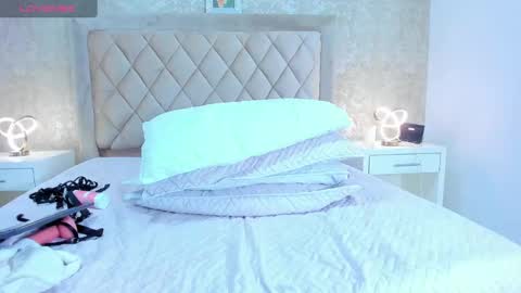 kellyMillian  online show from December 5, 6:33 pm