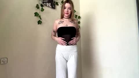 Mia online show from June 4, 11:05 am