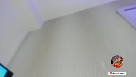 kendall_evanss_ online show from February 19, 7:32 pm