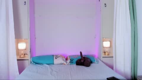 Kendal online show from April 21, 4:30 am