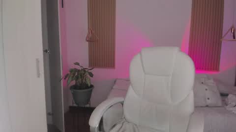 Kendall  online show from September 22, 8:33 pm