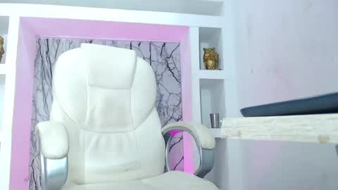 K E N D R A  online show from February 6, 11:43 am