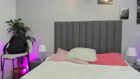 Kendra London online show from February 5, 11:15 am