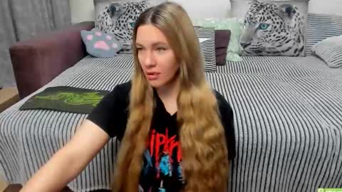 Snapshot of kendra_xx_ chatting on October 31, 12:22 am Kendra online show from October 31, 12:22 am