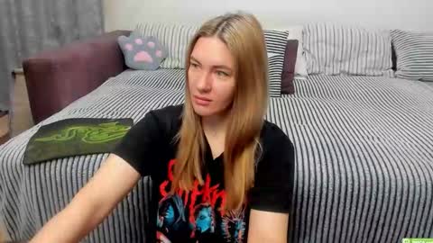 Snapshot of kendra_xx_ chatting on December 1, 11:43 pm Kendra online show from December 1, 11:43 pm