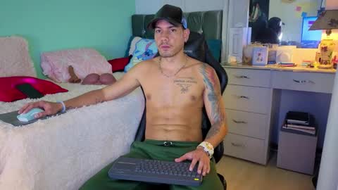 Snapshot of kenfenty chatting on October 28, 2:04 am Chriss Morales online show from October 28, 2:04 am