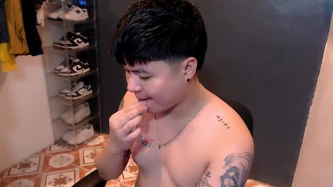 Snapshot of kenhotline911 chatting on January 3, 4:48 pm ken online show from January 3, 4:48 pm