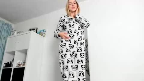 Kenzie online show from October 25, 3:47 am