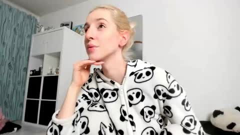 Kenzie online show from November 9, 4:22 am