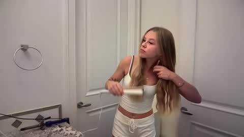 Snapshot of kenziesmithh chatting on October 3, 9:23 pm kenziesmithh online show from October 3, 9:23 pm