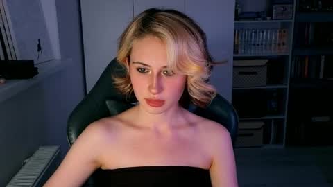 Snapshot of keti_moon chatting on August 5, 6:44 pm Keti 3 online show from August 5, 6:44 pm