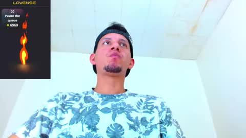 Snapshot of kevin__max_ chatting on October 18, 7:14 pm Kev online show from October 18, 7:14 pm