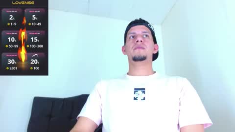 Snapshot of kevin__max_ chatting on November 17, 7:19 pm Kev online show from November 17, 7:19 pm