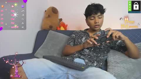 Snapshot of kevinxlvx chatting on October 29, 11:17 pm kevin and ottis online show from October 29, 11:17 pm