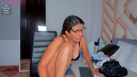 Keila Milf online show from December 17, 3:01 am