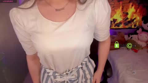 Snapshot of khionebesset chatting on December 2, 4:42 am Khi. online show from December 2, 4:42 am