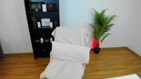 Khloe online show from April 22, 3:57 pm