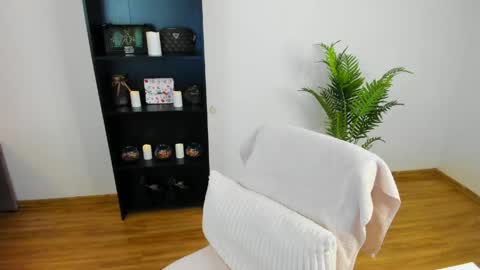 Khloe online show from April 27, 4:49 pm