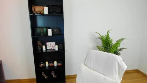 Khloe online show from April 29, 2:10 pm