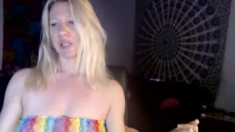 Snapshot of khwildnnout chatting on April 1, 12:39 pm KELLYWILDNNOUT online show from April 1, 12:39 pm