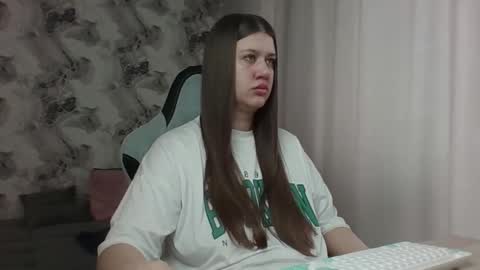 kianna_dior_ online show from March 26, 9:37 am