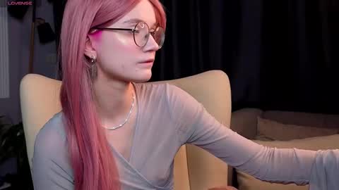 kiki_blue_eyes online show from January 12, 4:07 am