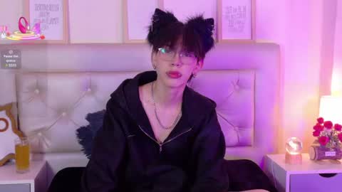 Snapshot of kim_adrien chatting on June 22, 3:19 am Adrien online show from June 22, 3:19 am