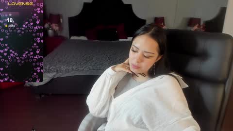 Snapshot of kim_brownie chatting on December 21, 8:43 pm Kim online show from December 21, 8:43 pm