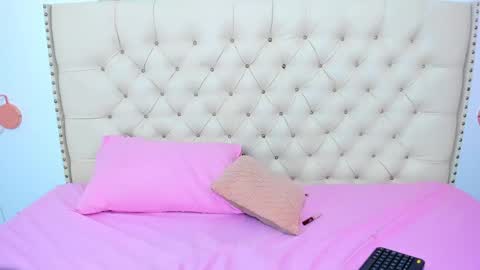 kim_eli online show from December 19, 7:40 pm