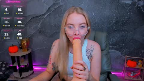 Snapshot of kim_girl_next_door chatting on December 9, 1:02 pm KIM online show from December 9, 1:02 pm