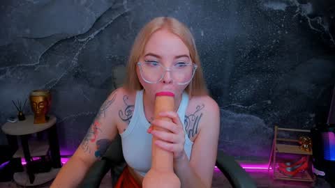 Snapshot of kim_girl_next_door chatting on January 10, 9:13 am KIM online show from January 10, 9:13 am