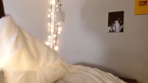 Kim  Yuk online show from December 7, 3:30 pm