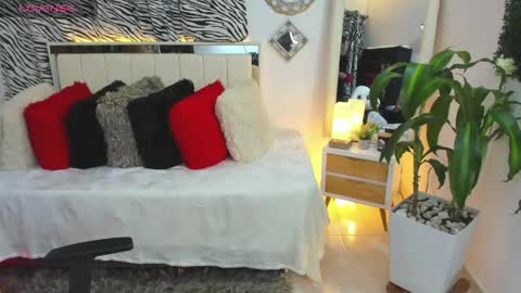 Snapshot of kimberly_milf5 chatting on May 16, 10:36 am Kimberly online show from May 16, 10:36 am