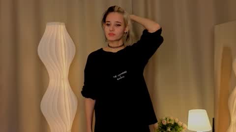 Snapshot of kimikosetterland chatting on December 19, 6:53 am Elizabeth online show from December 19, 6:53 am