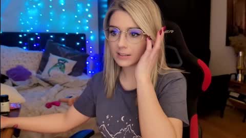 Wolfs Girl online show from March 19, 7:07 pm