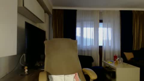 Kim Lee  online show from October 3, 2:36 pm