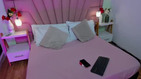 kimluna1 online show from February 6, 3:44 am