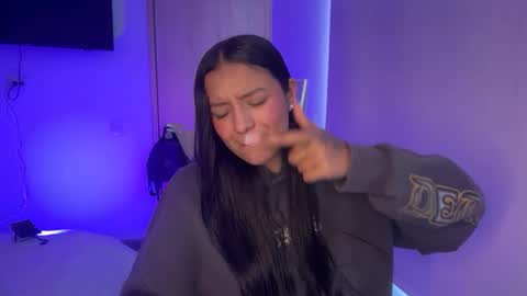 kimmi online show from April 22, 2:29 pm